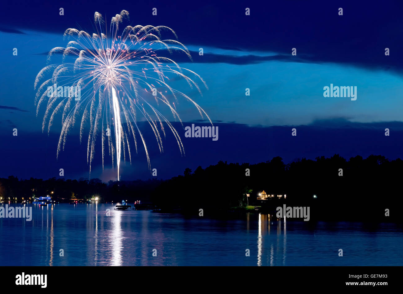 Steamboat Bay au lac Gull au quatrième de juillet, fête d'artifice sur le lac Banque D'Images