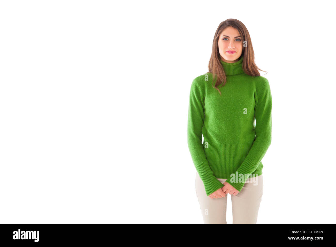 Portrait of happy young woman. Belle femme porte un pull à col roulé vert. Elle se tient isolé sur blanc backgroun Banque D'Images