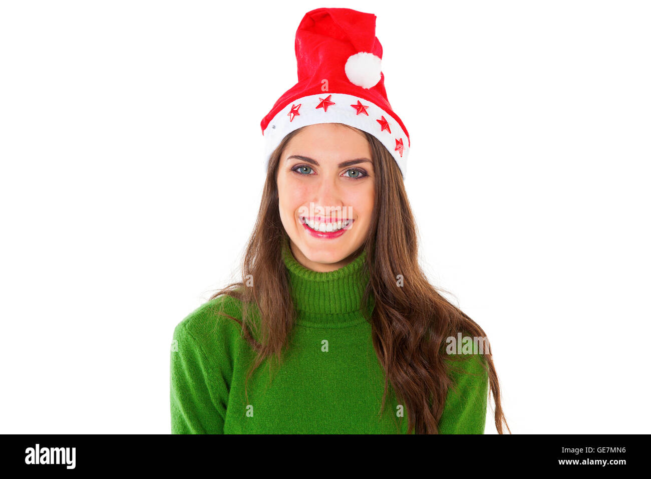 Une photo de l'attractive young woman wearing Santa hat. Heureux femelle est en pull à col roulé vert. Elle se tient isolé sur blanc Banque D'Images