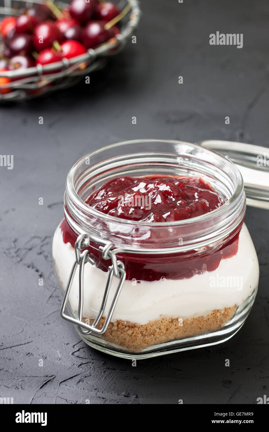 Pas De Gateau Au Fromage Au Four Dans Un Bocal En Verre Avec Cerises Sur Fond Noir Beton Photo Stock Alamy