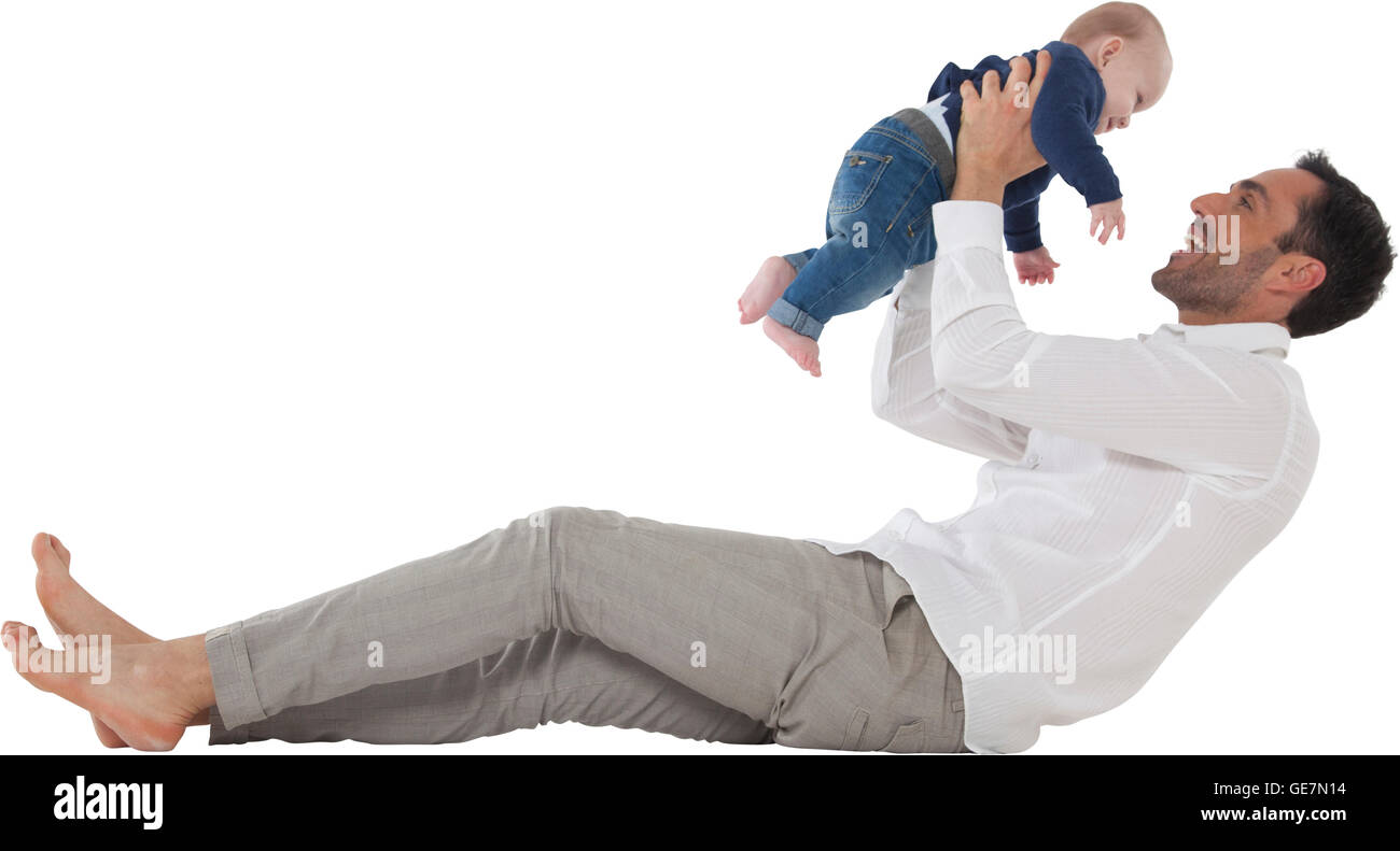 Toute la longueur de l'heureux père jouer avec bébé garçon jeune homme avec son temps libre de dépenser les deux sont dans les occasionnels isolated over whi Banque D'Images