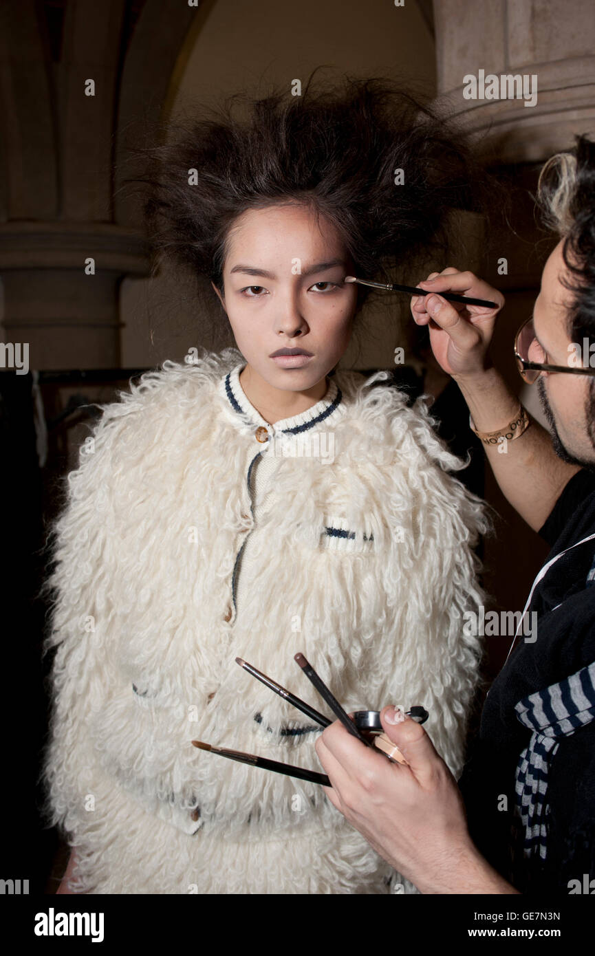 Modèle avoir les cheveux et le maquillage fait en coulisses lors d'fashionweek Banque D'Images