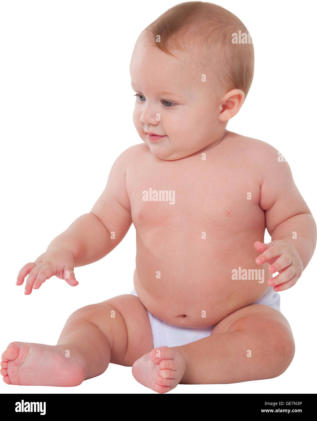 Toute la longueur de tout-petit à l'écart cute baby boy est le port de couche il est assis plus isolé sur fond blanc Banque D'Images