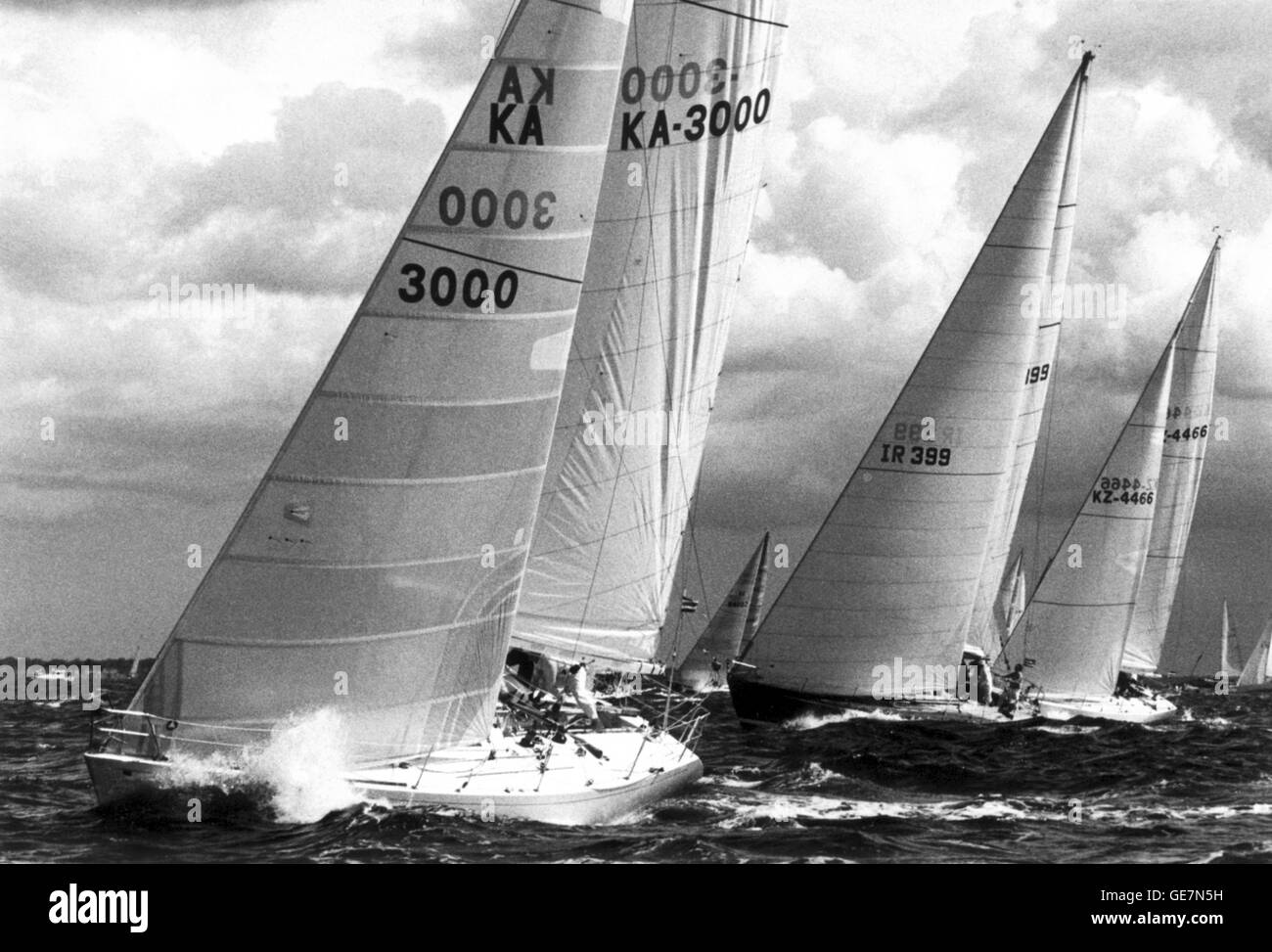 AJAXNETPHOTO. Août, 1983. COWES, en Angleterre. - ADMIRAL'S CUP 4ème (3ème course INSHORE) - Entrée de l'AUSTRALIE UNE FOIS DE PLUS, CHERS AMIS (KA 3000 P KURTS) entraîne l'Irlande (MOONDUSTER 399 IR D N DOYLE) ET DE LA Nouvelle-zélande. SWUZZLEBUBBLE IV (KZ 4466 I O GIBBS) POUR LA PREMIÈRE ÉTAPE. PHOTO:JONATHAN EASTLAND/AJAX REF:ARPR ADC83 Banque D'Images