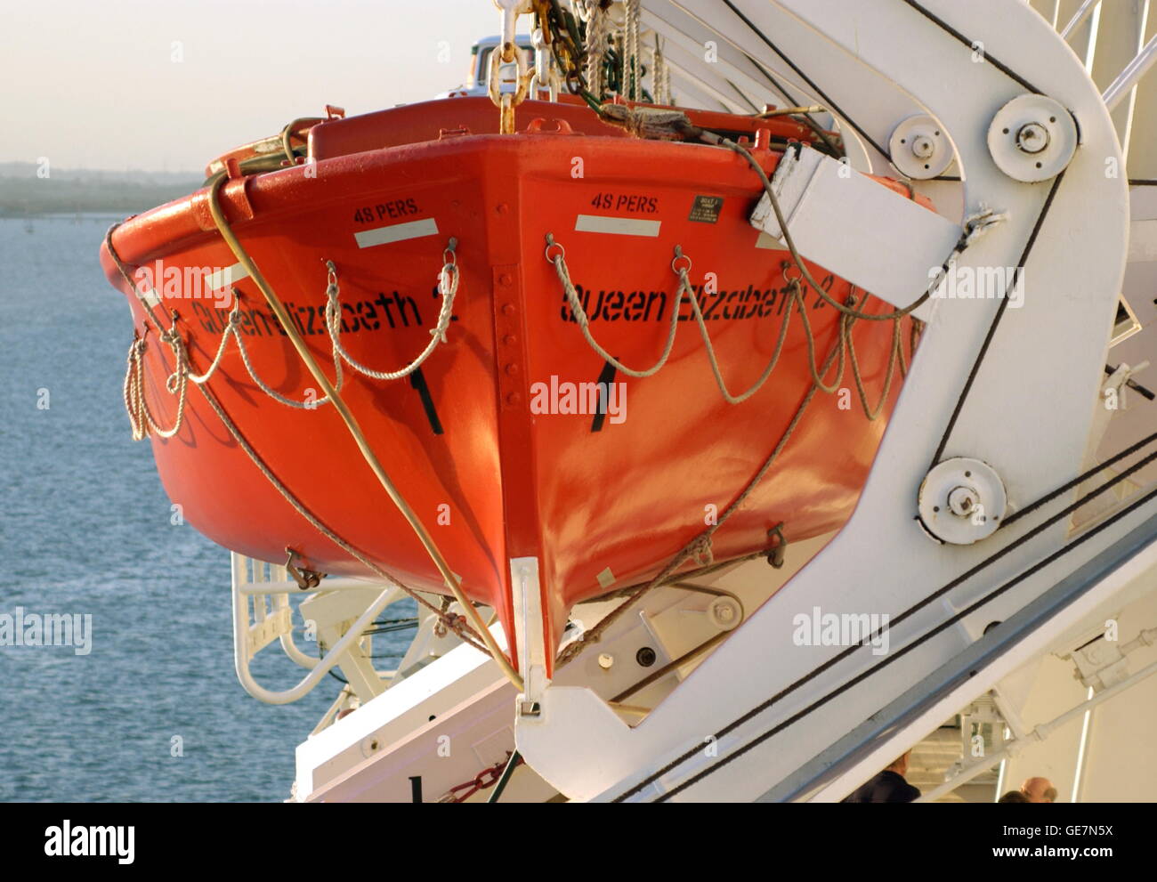 AJAXNETPHOTO. 13ème OCT 2006 - Southampton, Angleterre. - LINER CUNARD QE2 - CANOTS ET BOSSOIRS. PHOTO:JONATHAN EASTLAND/AJAX REF:D61510 392 Banque D'Images
