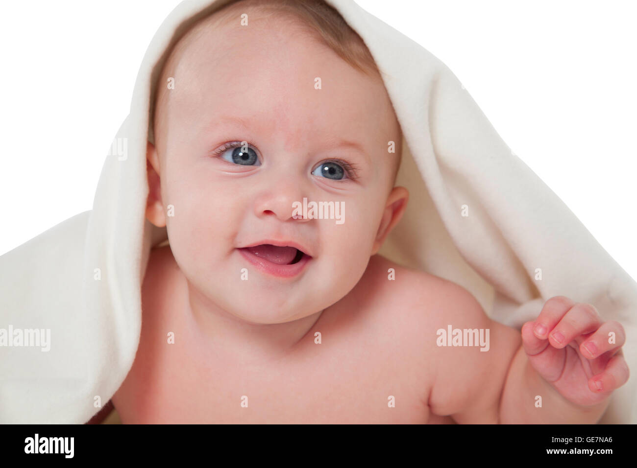 Une photo de bébé mignon petit garçon à la recherche de là tout-petit est sous couverture il ment isolé sur fond blanc Banque D'Images