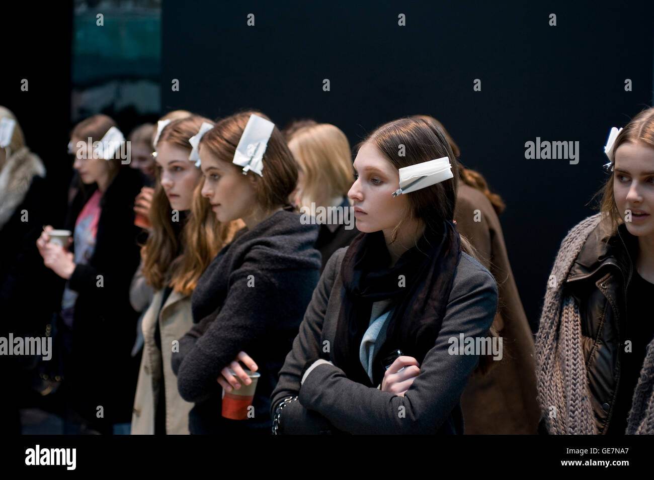 Des modèles de mode dans les coulisses de la fashion week de Londres Banque D'Images