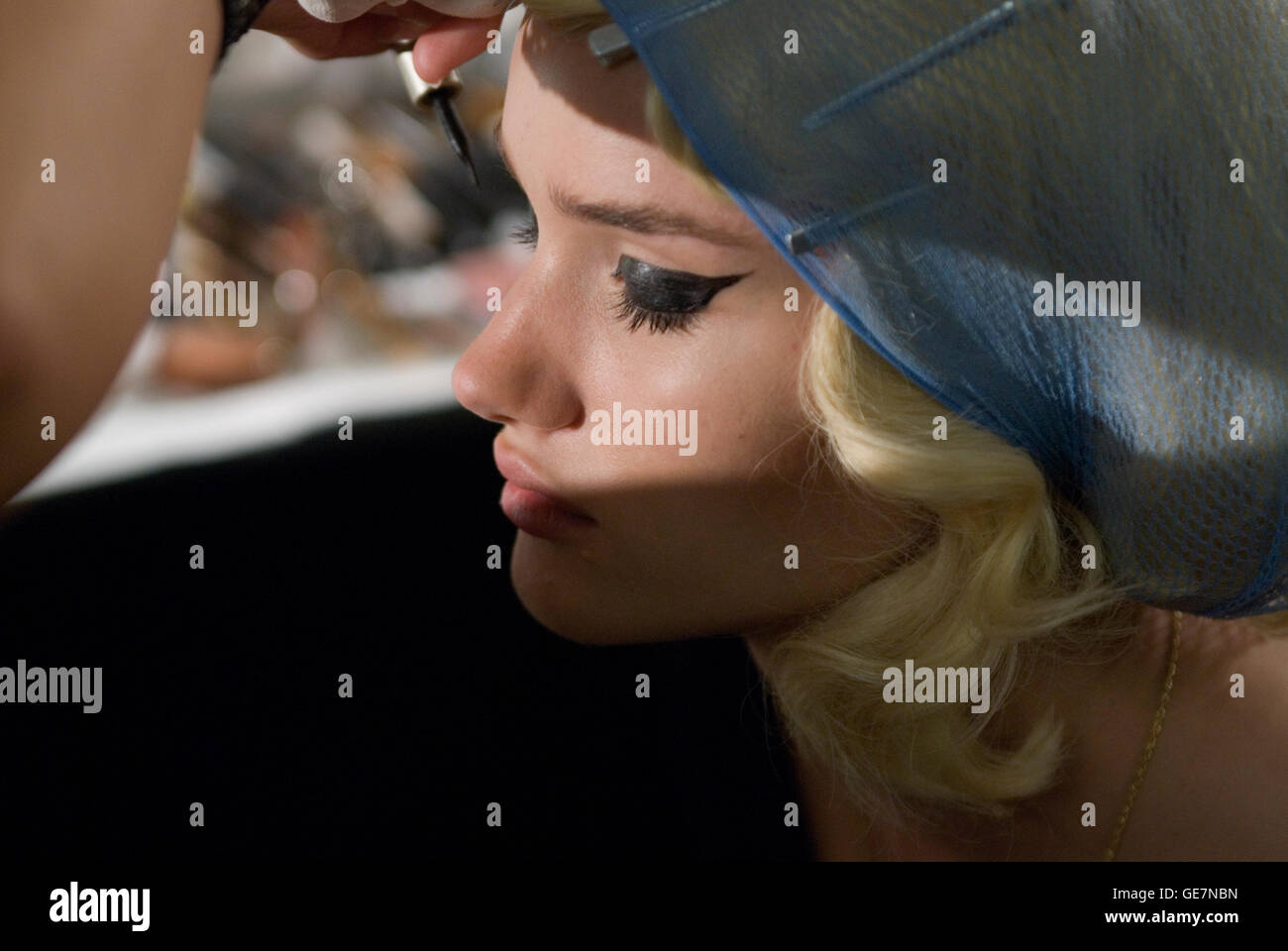 Modèle avoir les cheveux et le maquillage fait en coulisses lors d'fashionweek Banque D'Images