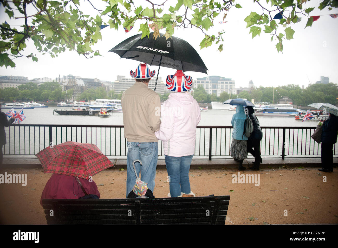 Couple wearing union jack de chapeaux à célébrations du jubilé Banque D'Images