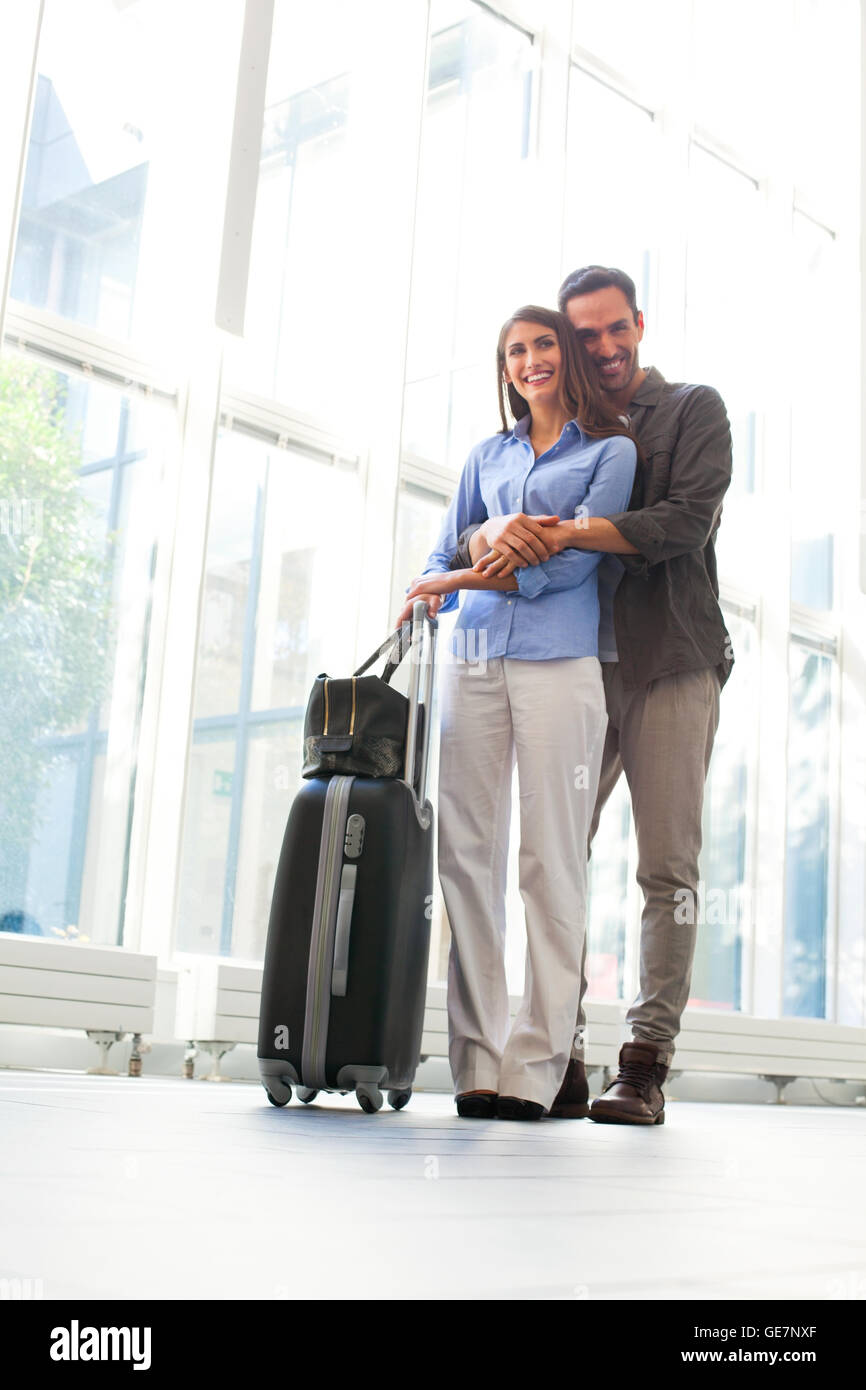 Toute la longueur du jeune couple de derrière à l'aéroport. Portrait d'aimer les hommes et les femmes sont partenaires avec assurance. T Banque D'Images