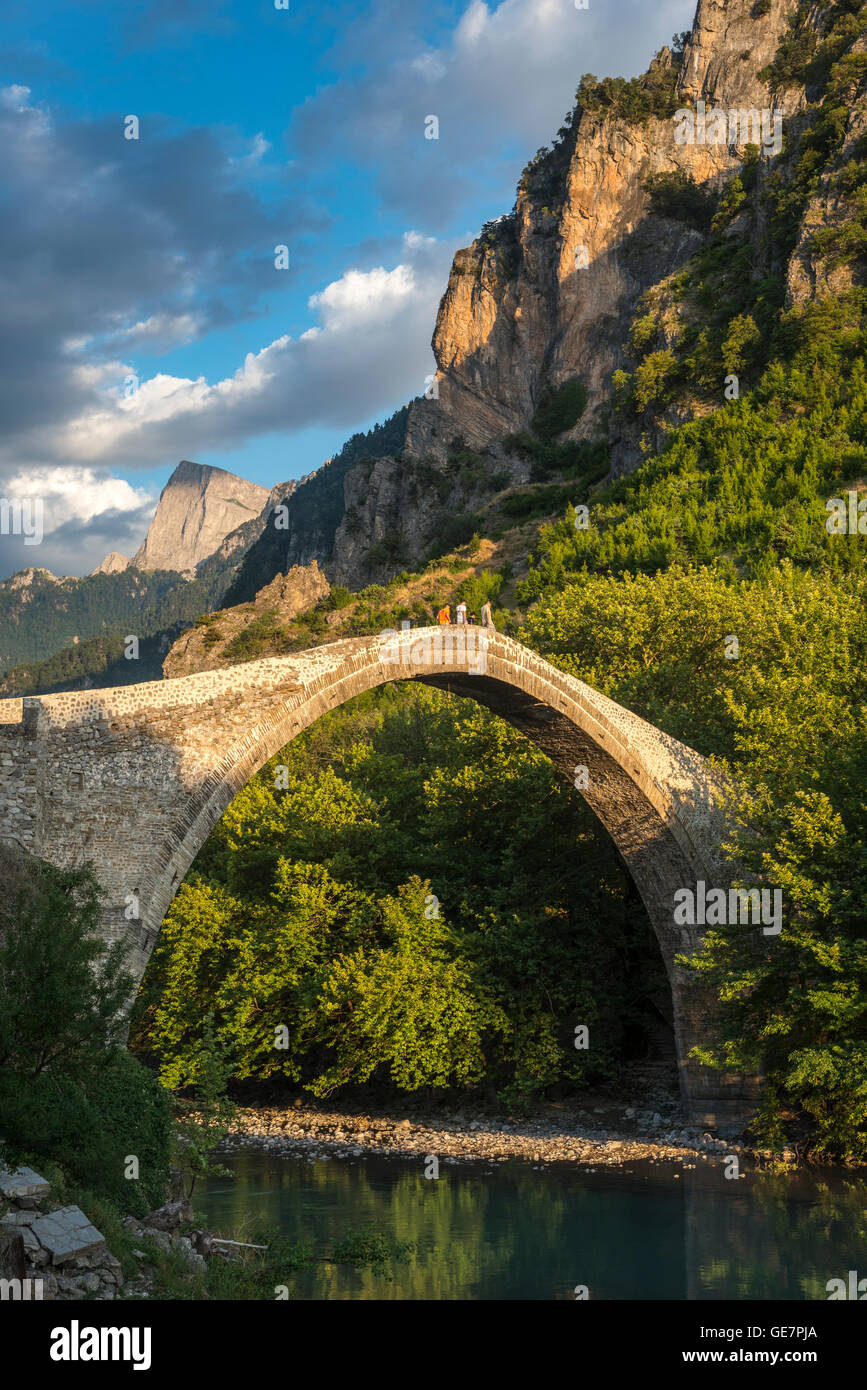 Le vieux pont de pierre sur la rivière Aoos à Konitsa avec Mont Tymfi en arrière-plan, l'Épire, la Grèce du Nord. Banque D'Images