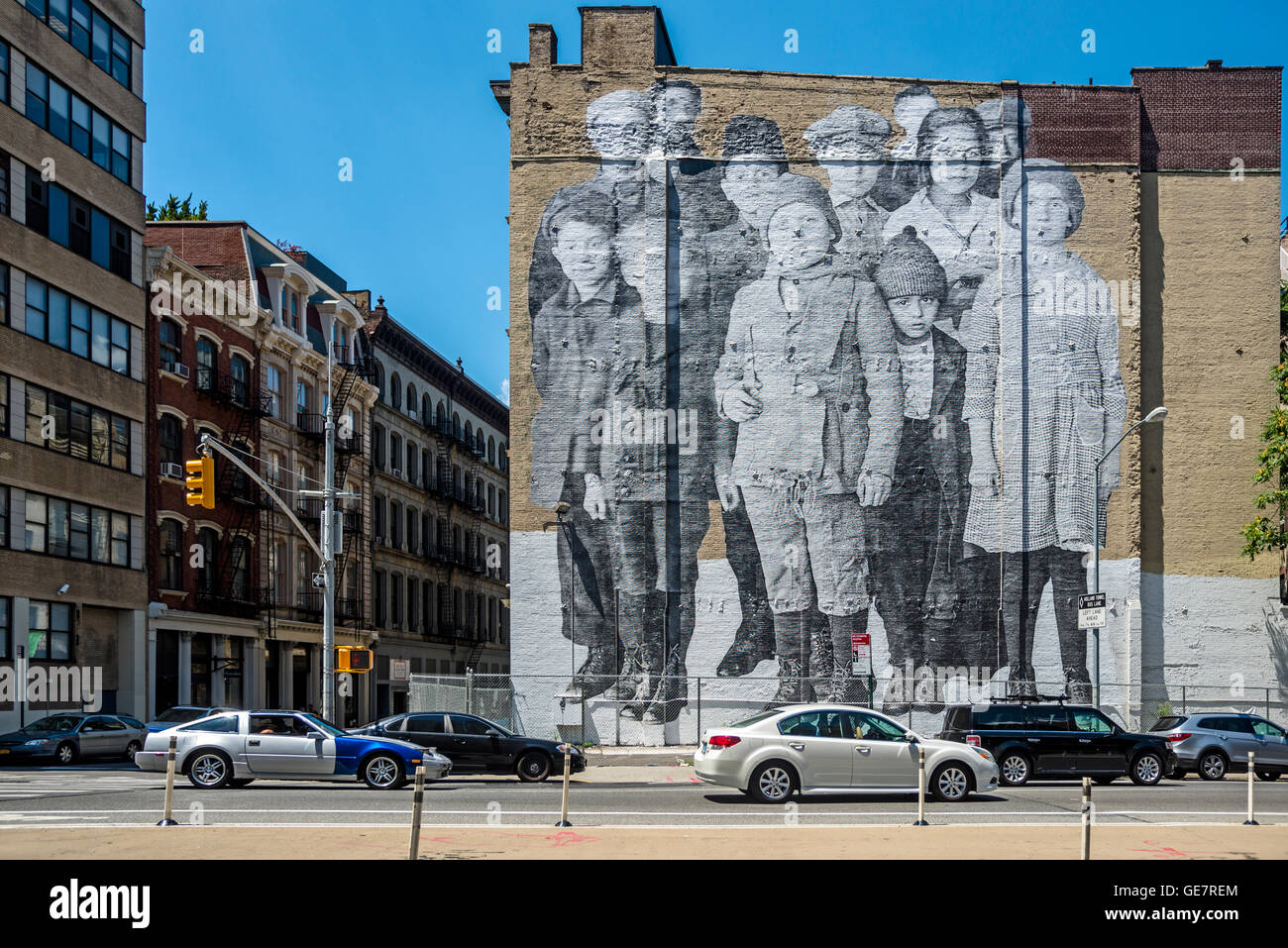 New York, USA - 23 juillet 2016 - Fresque de rue intitulée "Ellis Island" un hommage, par l'artiste français JR, pour les millions d'immigrants qui sont passés par Ellis Island. ©Stacy Walsh Rosenstock / Alamy Banque D'Images