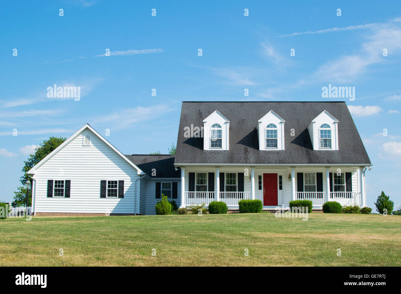 Maison de banlieue avec porte rouge à Gettysburg, Pennsylvanie Banque D'Images