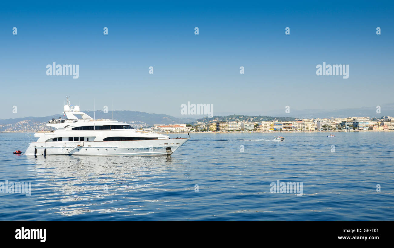 Yachts de luxe à St Tropez dans la Riviera française Banque D'Images