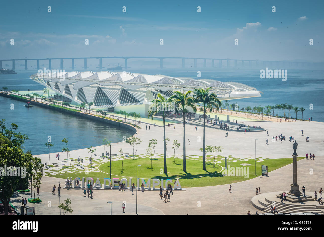 Rio de Janeiro, Brasil - Mars 06, 2016 : Signature des lettres ville olympique en face de la Museu do Amanhã VLT et Carioca - Light veh Banque D'Images