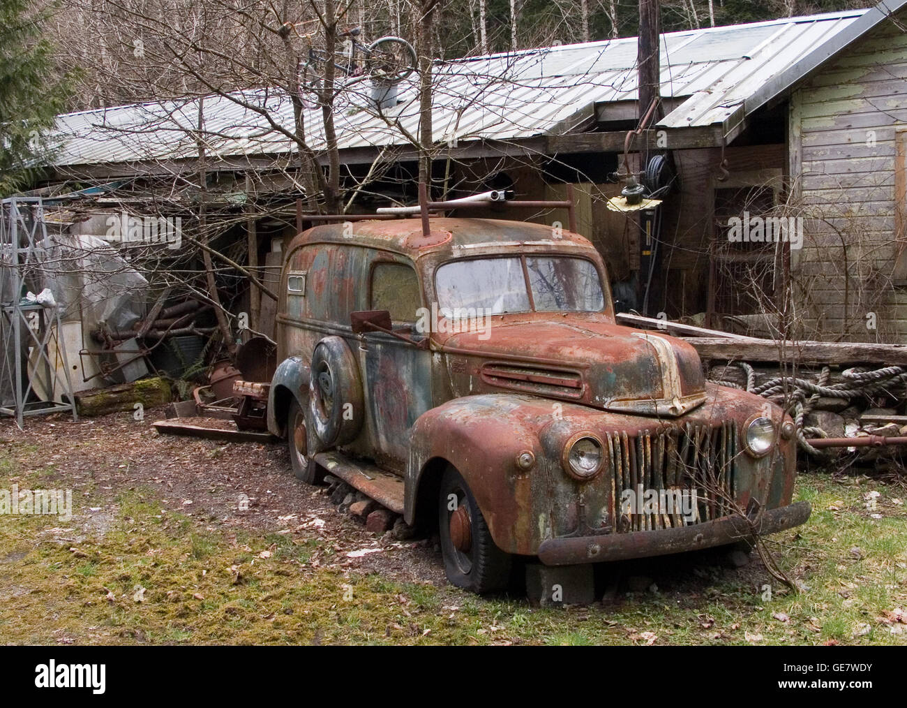 Un camion Ford abandonné et une résidence d'affaires déserte et délabrée fait le sujet de cette étude de photo nostalgique. Banque D'Images