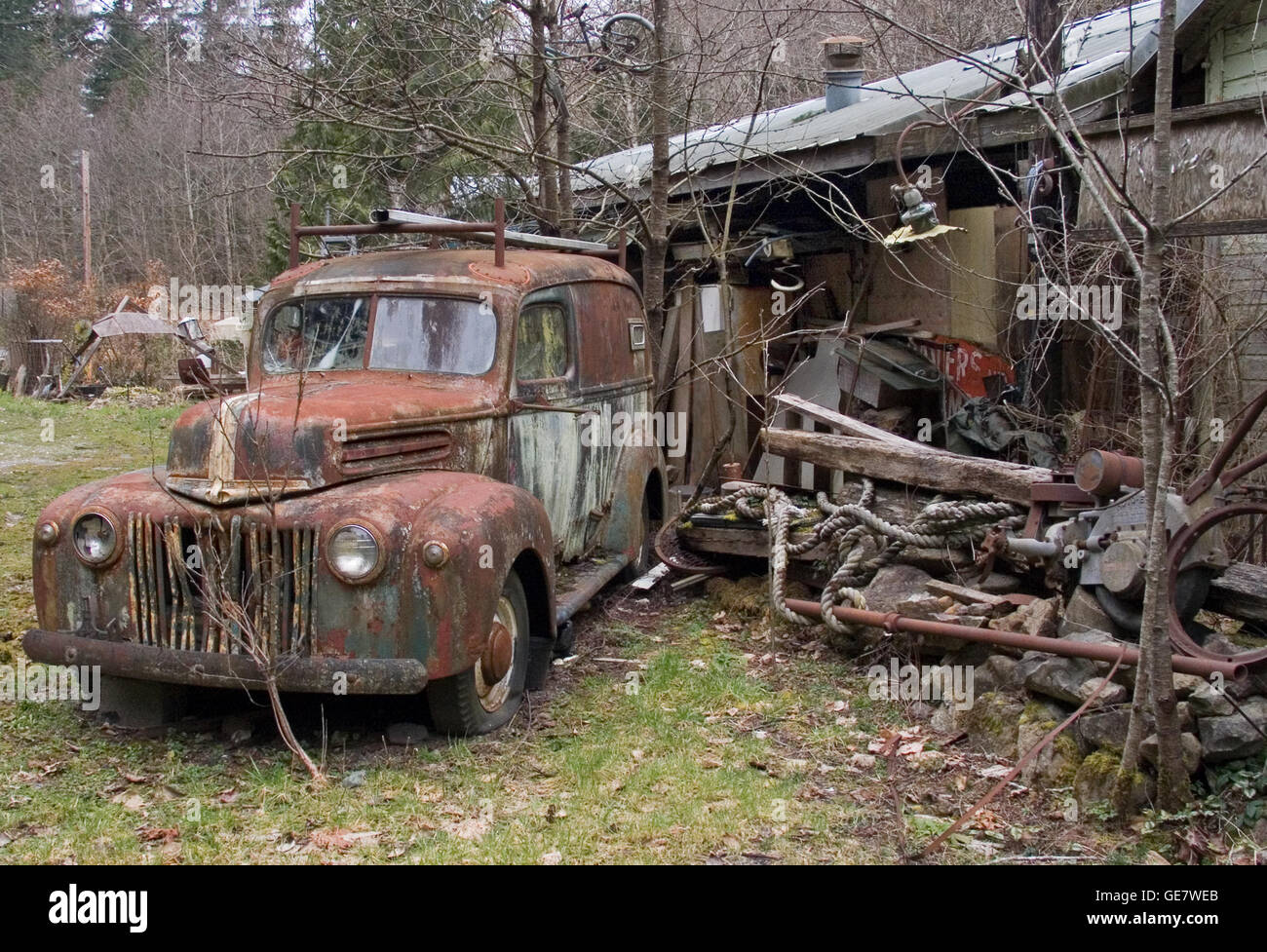 Un camion Ford abandonné et une résidence d'affaires déserte et délabrée fait le sujet de cette étude de photo nostalgique. Banque D'Images