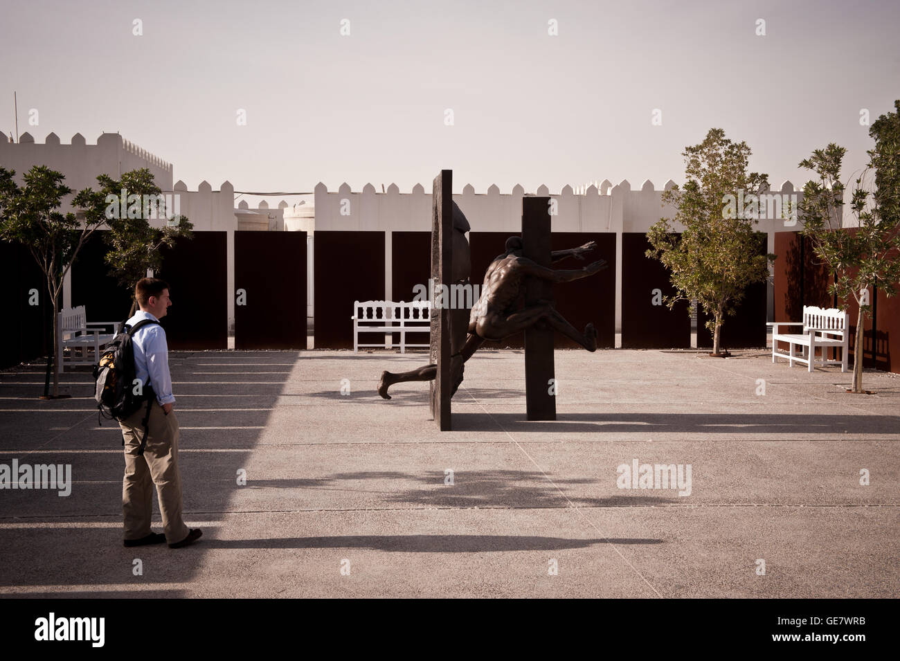 Un visiteur regarde une oeuvre d'art à Mathaf Arabes : Musée d'Art Moderne à Doha, au Qatar. Banque D'Images