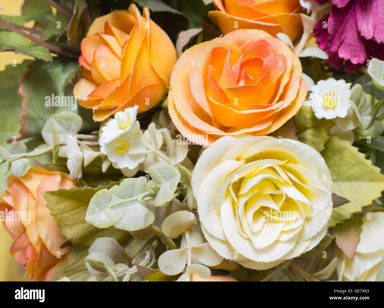 Bouquet de fleurs colorées et de plastique Banque D'Images