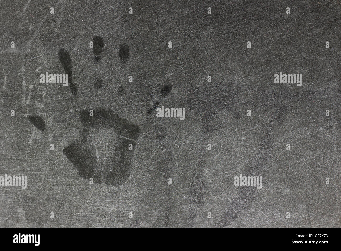 Des empreintes digitales sur une zone poussiéreuse.sur fond noir Banque D'Images