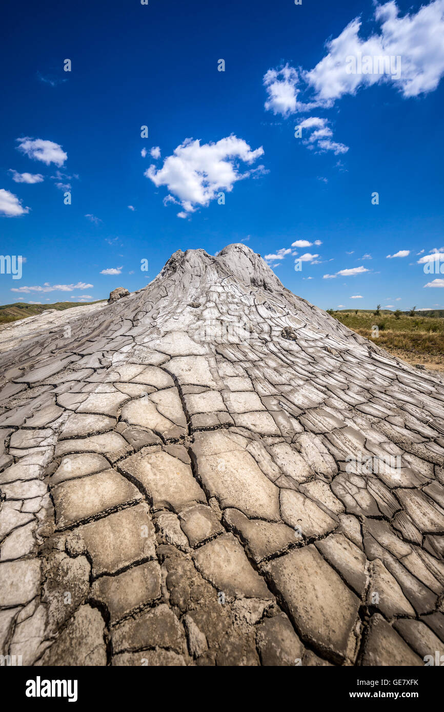 Dôme de la boue de la boue et de l'éruption de gaz volcaniques Banque D'Images