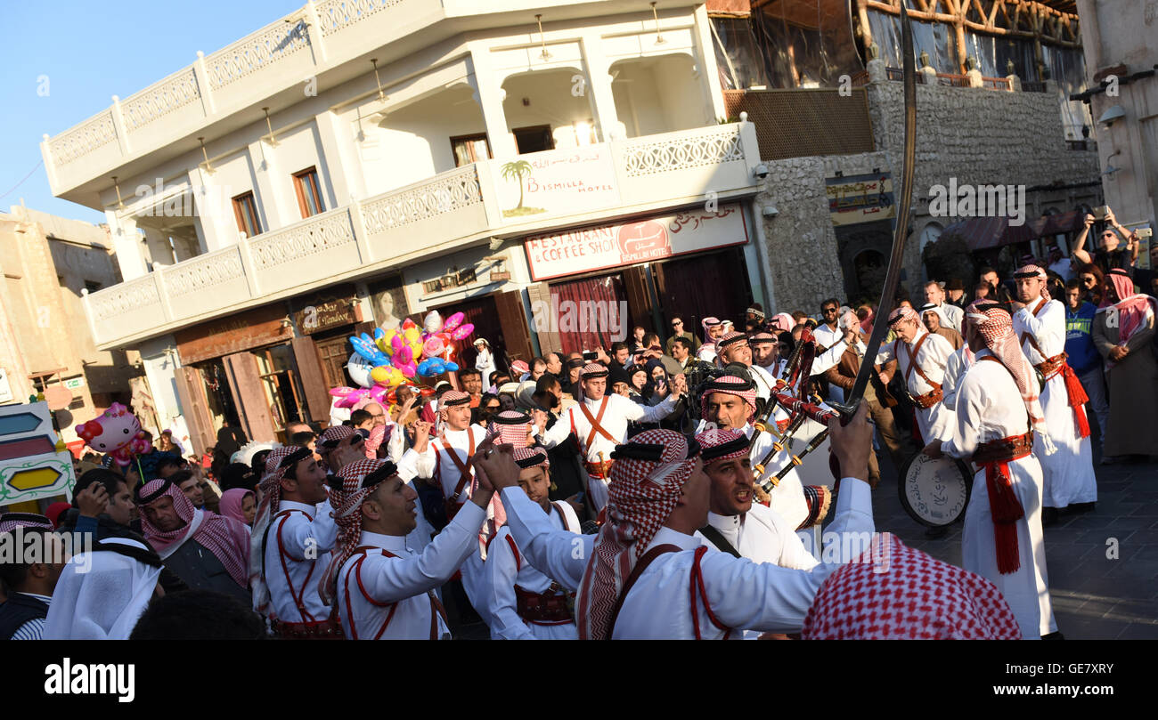 Groupe de musique traditionnel de la Jordanie à la scène du festival d'hiver de Souq Waqif. Banque D'Images