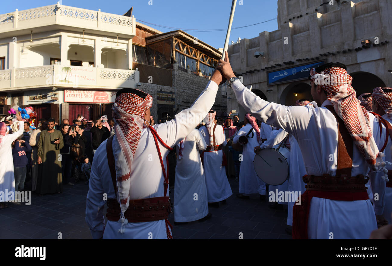 Groupe de musique traditionnel de la Jordanie à la scène du festival d'hiver de Souq Waqif. Banque D'Images