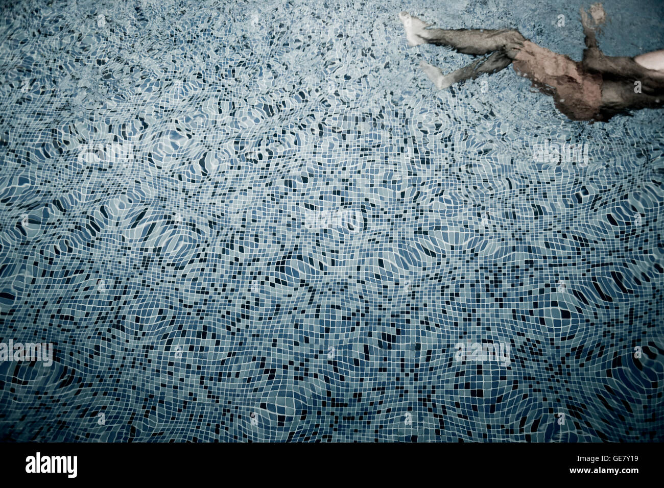 Man swimming in pool. Banque D'Images