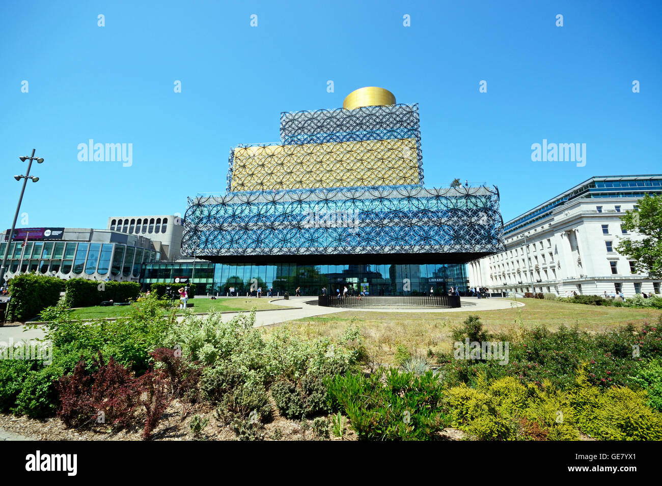 Vue avant de la Bibliothèque de Birmingham à Centenary Square, Birmingham, Angleterre, Royaume-Uni, Europe de l'Ouest. Banque D'Images