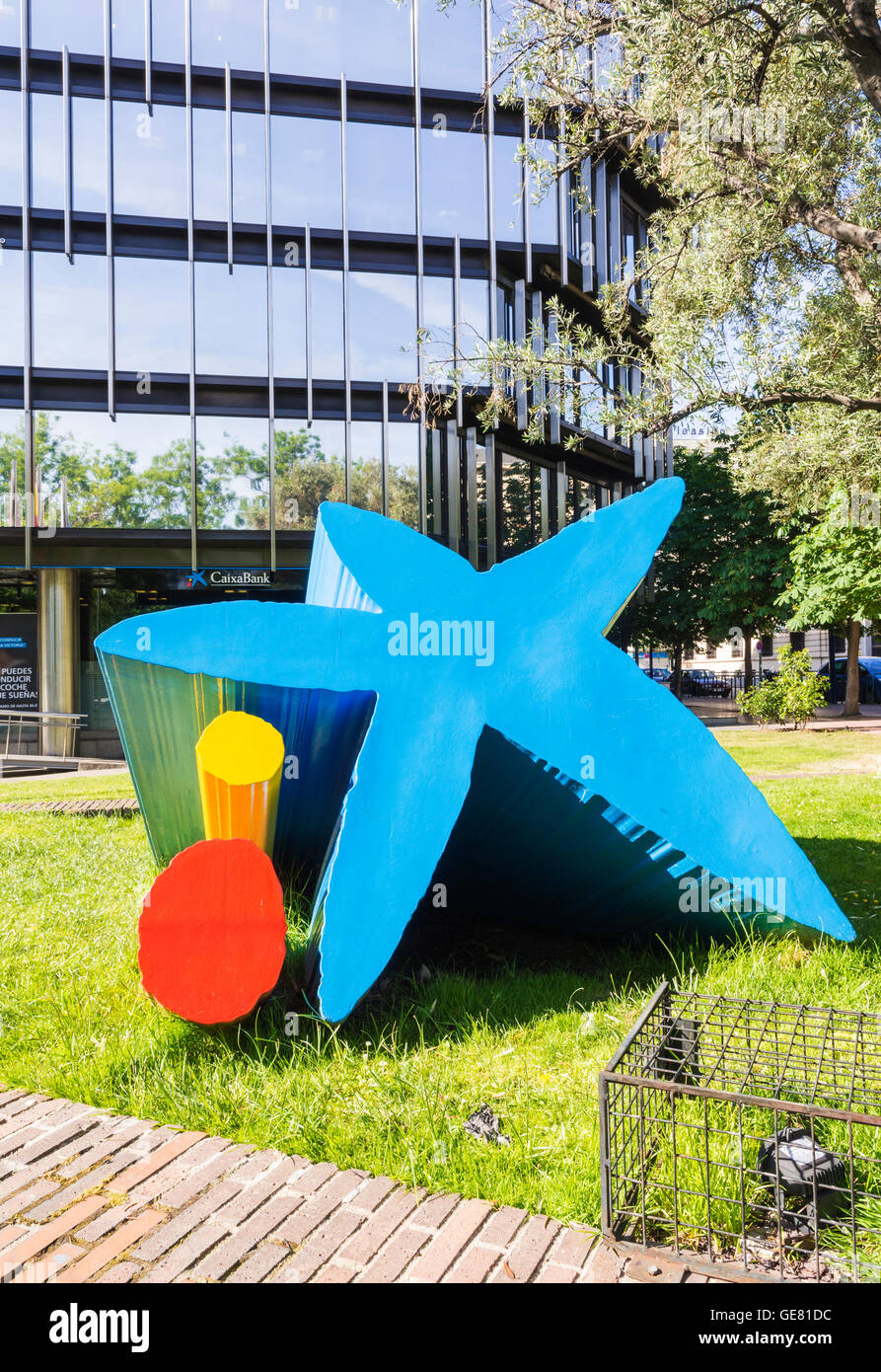 En dehors d'une sculpture logo CaixaBank siège social à Madrid, Espagne Banque D'Images