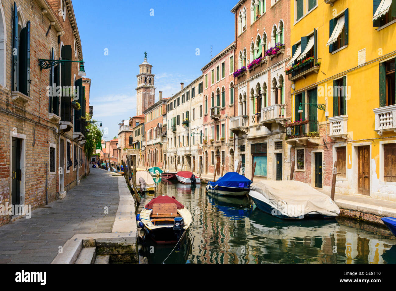 À la scène du canal vers l'église Santa Maria dei Carmini campanile le long du Rio de San Barnaba, Dorsoduro, Venise, Italie Banque D'Images