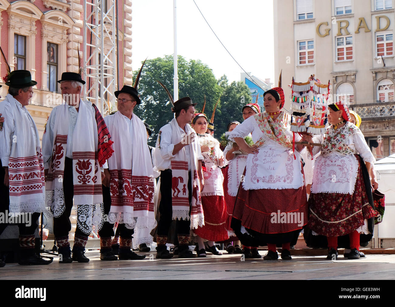 Les membres du groupe folklorique de Donja Bebrina Kolo, la Croatie pendant le 50e Festival International de Folklore à Zagreb, Croatie Banque D'Images