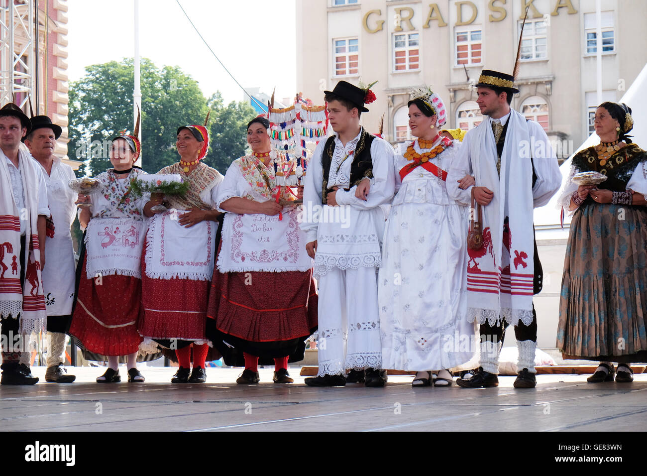 Les membres du groupe folklorique de Donja Bebrina Kolo, la Croatie pendant le 50e Festival International de Folklore à Zagreb, Croatie Banque D'Images