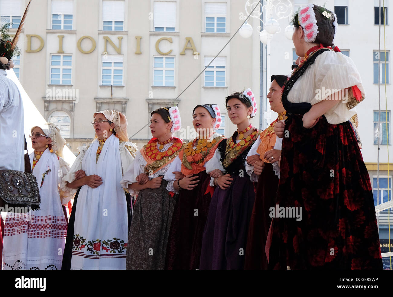 Les membres du groupe folklorique de Donja Bebrina Kolo, la Croatie pendant le 50e Festival International de Folklore à Zagreb, Croatie Banque D'Images