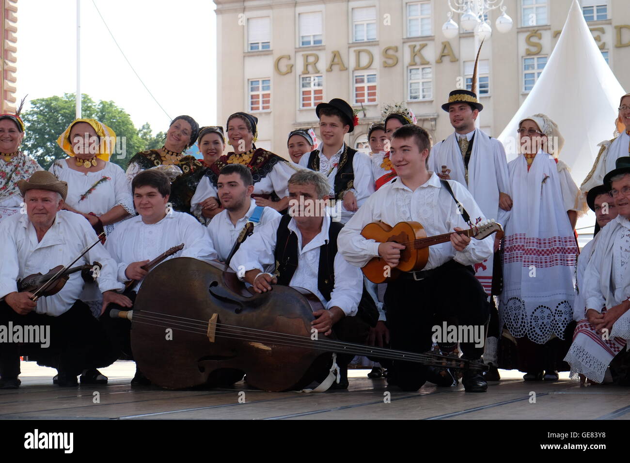 Les membres du groupe folklorique de Donja Bebrina Kolo, la Croatie pendant le 50e Festival International de Folklore à Zagreb, Croatie Banque D'Images