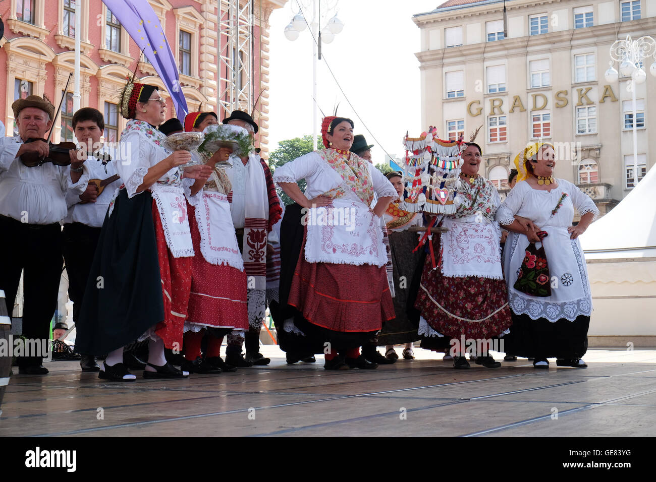 Les membres du groupe folklorique de Donja Bebrina Kolo, la Croatie pendant le 50e Festival International de Folklore à Zagreb, Croatie Banque D'Images