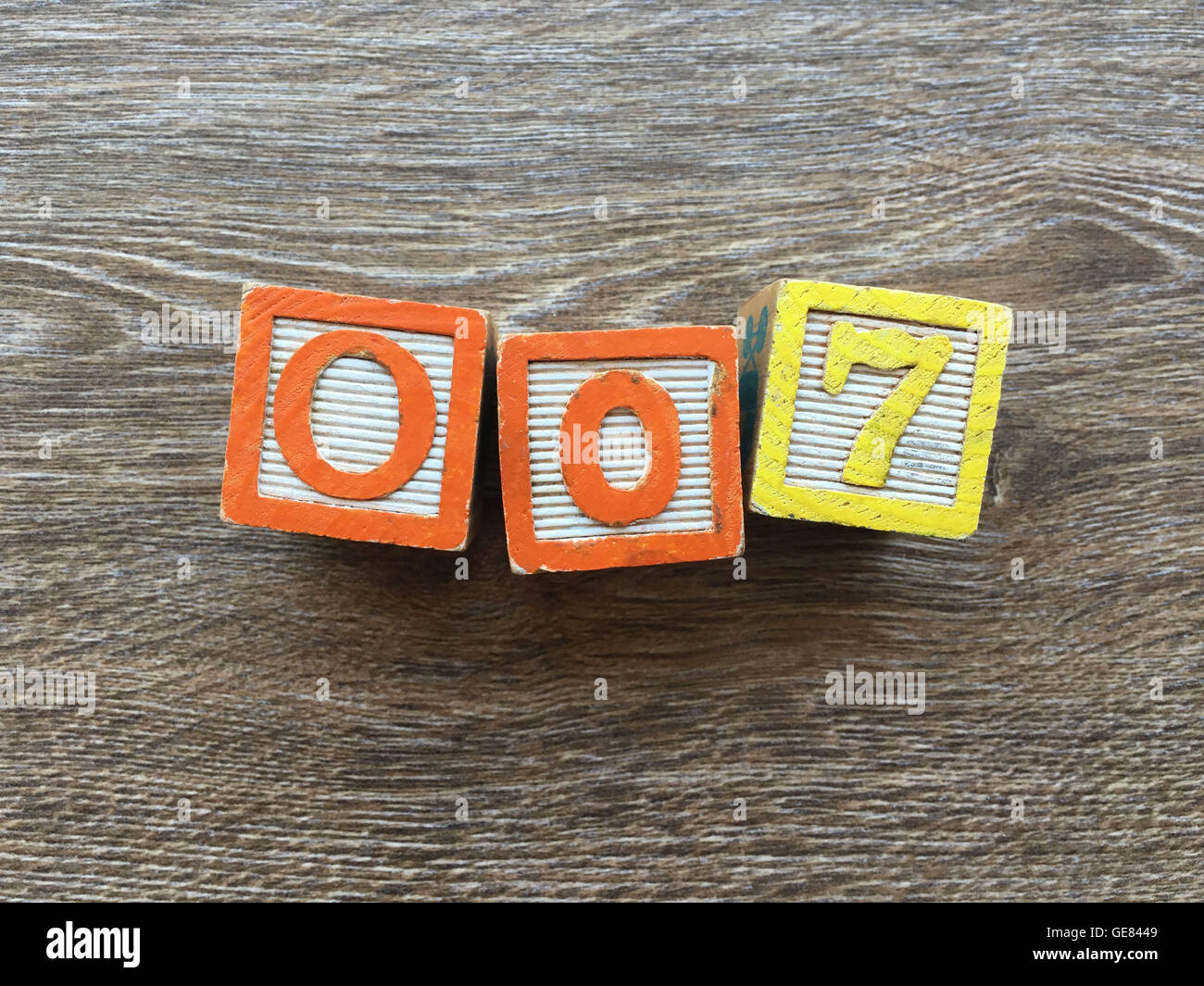 Des cales de bois ou des cubes en bois jouets avec lettres de l'alphabet sur ces combinés ensemble pour créer le nombre 007 Banque D'Images