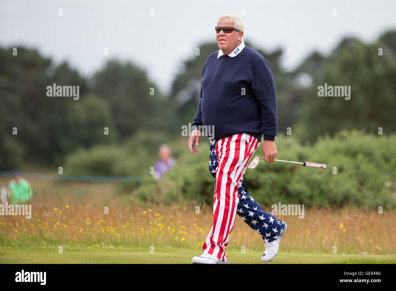 USA's John Daly fait son chemin à la 13e vert pendant la troisième journée du Championnat senior 2016 à Carnoustie Golf Links. ASSOCIATION DE PRESSE Photo. Photo date : Samedi 23 juillet 2016. Voir histoire de PA Carnoustie GOLF. Crédit photo doit se lire : Kenny Smith/PA Wire. RESTRICTIONS : Utiliser l'objet de restrictions. Usage éditorial uniquement. Pas d'utilisation commerciale. Appelez le  +44 (0)1158 447447 pour de plus amples informations. Banque D'Images