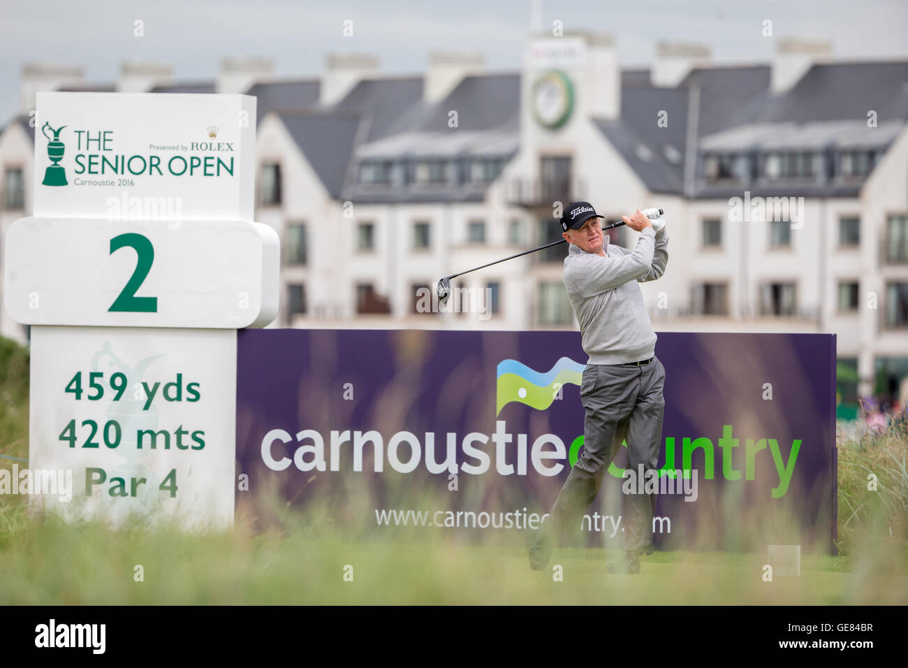 L'Angleterre Roger Chapman tees off à la 2e orifice pendant la troisième journée du Championnat senior 2016 à Carnoustie Golf Links. Banque D'Images