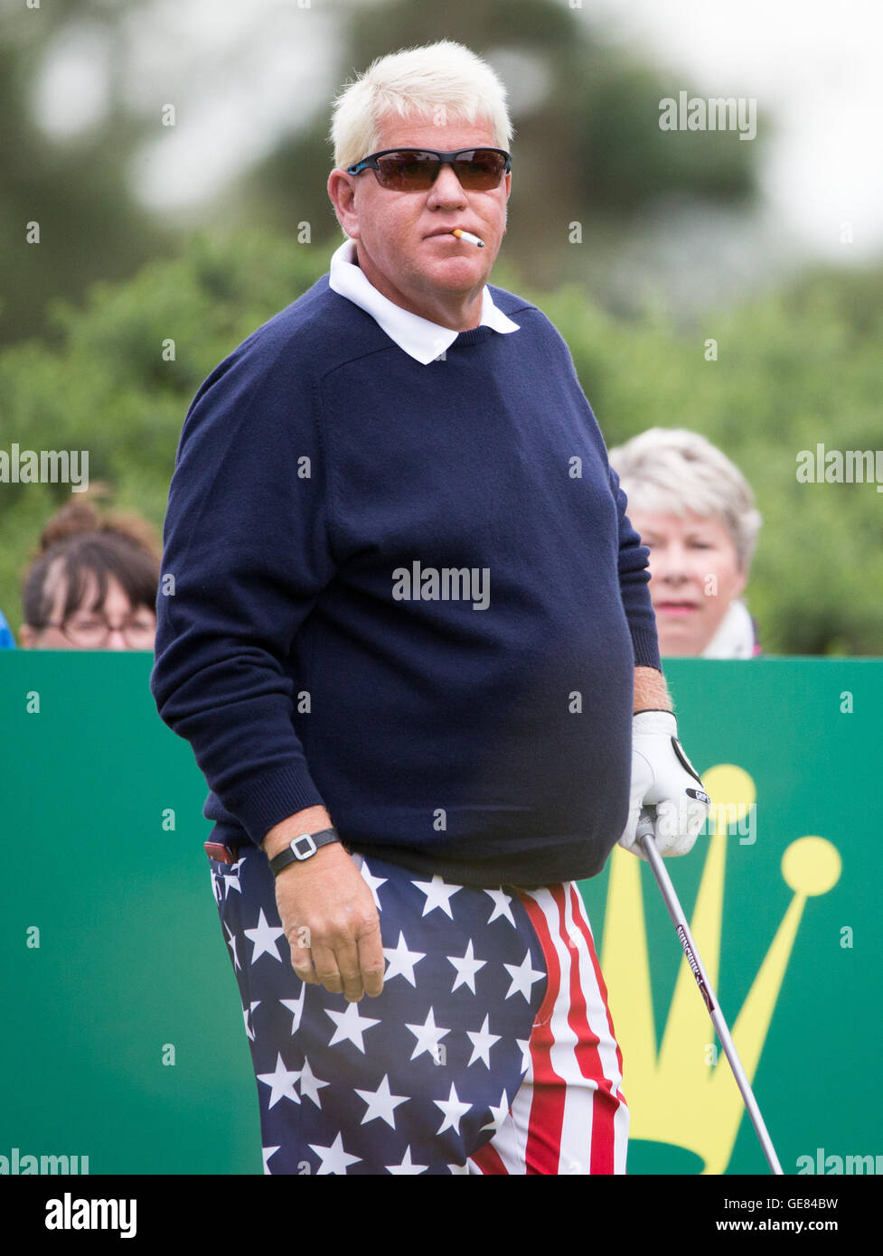 USA's John Daly a une pause cigarette comme il attend le 14e tee pendant la troisième journée du Championnat senior 2016 à Carnoustie Golf Links. Banque D'Images