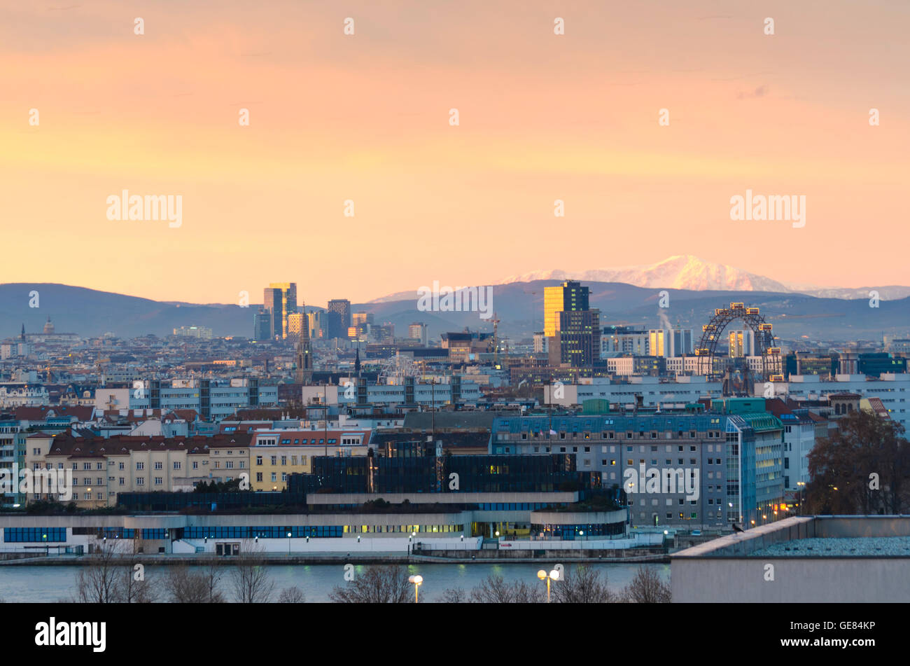 Wien, Vienne : vue sur le Danube pour le centre de Justice , de Wienerberg Wien Mitte et grande roue , derrière le Schneeberg, Austr Banque D'Images