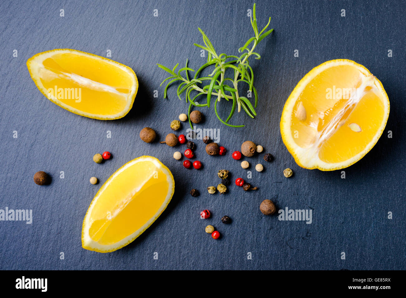 Vue de dessus, de romarin et de citron frais divers poivrons sur fond ardoise, Close up Banque D'Images