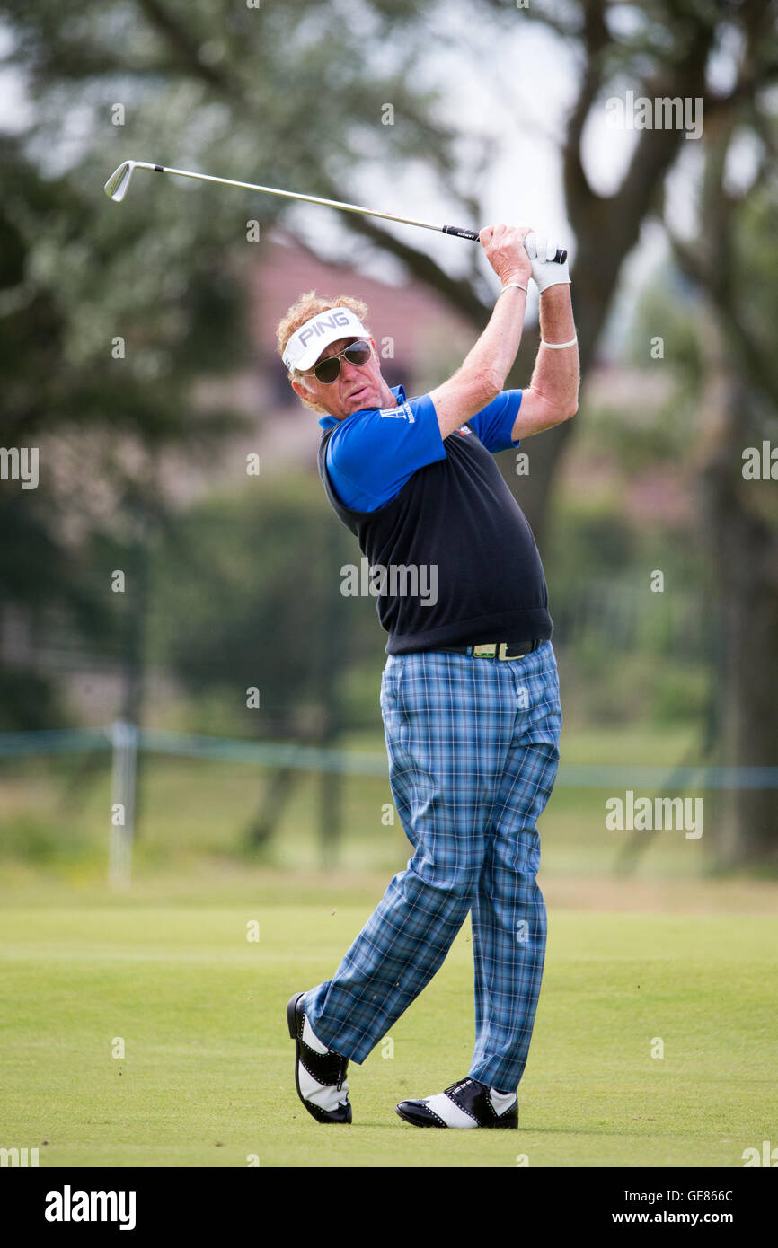 L'Espagne, Miguel Angel Jimenez joue son approche de la 10e journée orifice pendant trois des 2016 Championnat senior à Carnoustie Golf Links. Banque D'Images