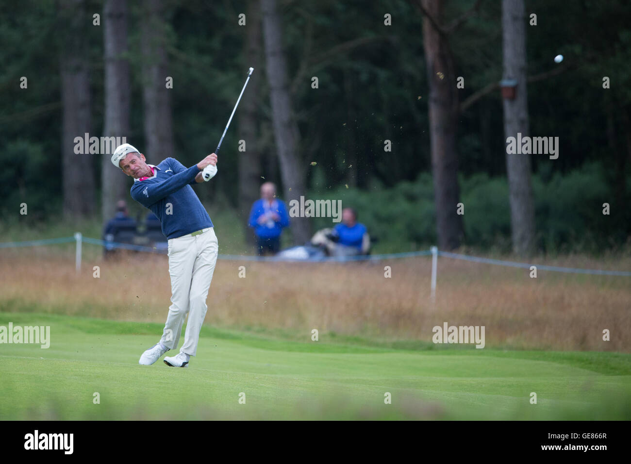 Le Jesper Parnevik de Suède joue son approche du 9ème trou au cours du troisième jour du Championnat Senior Open de 2016 à Carnoustie Golf Links. APPUYEZ SUR ASSOCIATION photo. Date de la photo: Samedi 23 juillet 2016. Voir PA Story GOLF Carnoustie. Le crédit photo devrait se lire comme suit : Kenny Smith/PA Wire. Banque D'Images