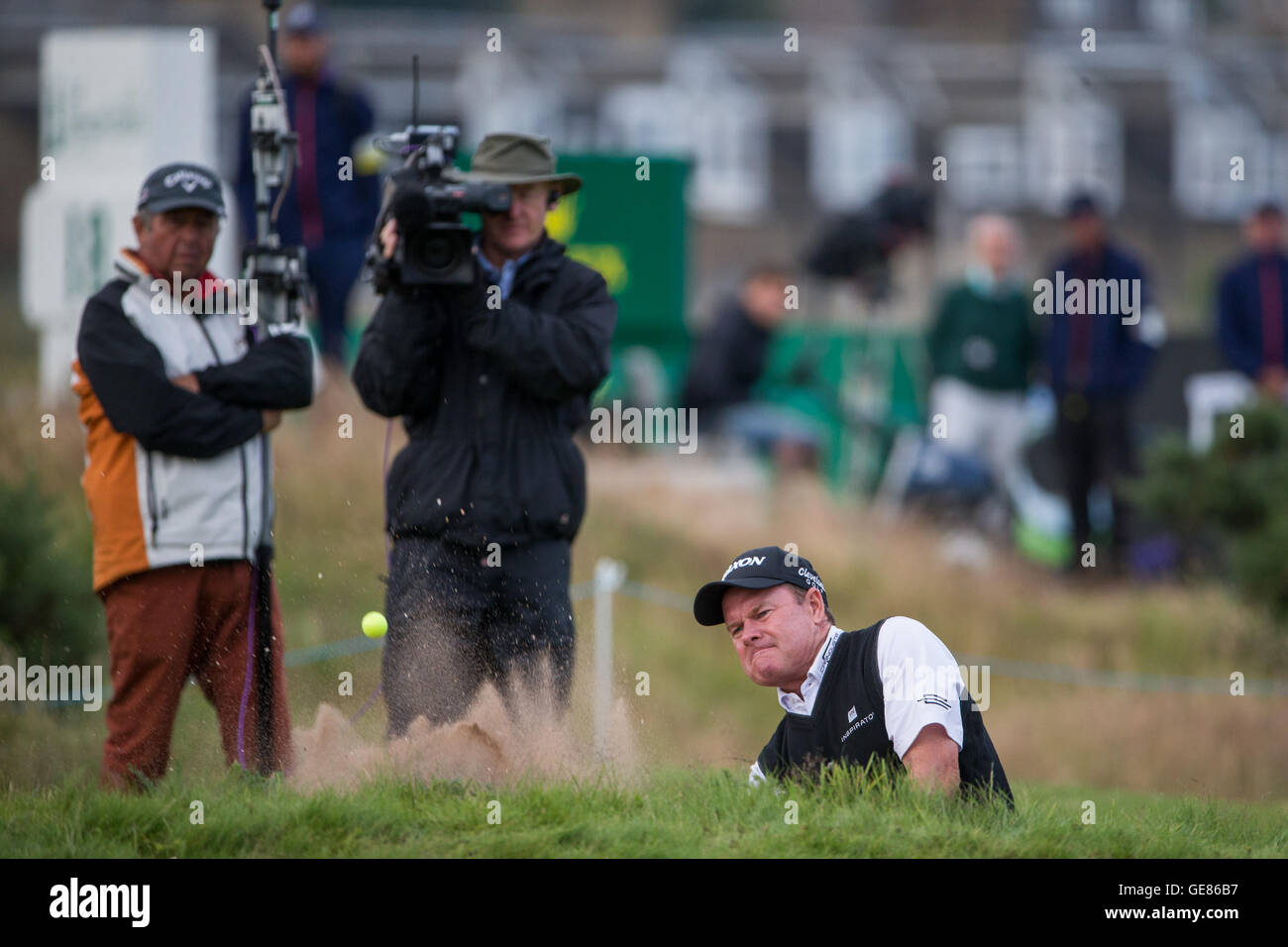 USA's Joe joue durant le côté vert de la casemate au 17e au cours de la troisième journée du Championnat senior 2016 à Carnoustie Golf Links. ASSOCIATION DE PRESSE Photo. Photo date : Samedi 23 juillet 2016. Voir histoire de PA Carnoustie GOLF. Crédit photo doit se lire : Kenny Smith/PA Wire. RESTRICTIONS : Utiliser l'objet de restrictions. Usage éditorial uniquement. Pas d'utilisation commerciale. Appelez le  +44 (0)1158 447447 pour de plus amples informations. Banque D'Images