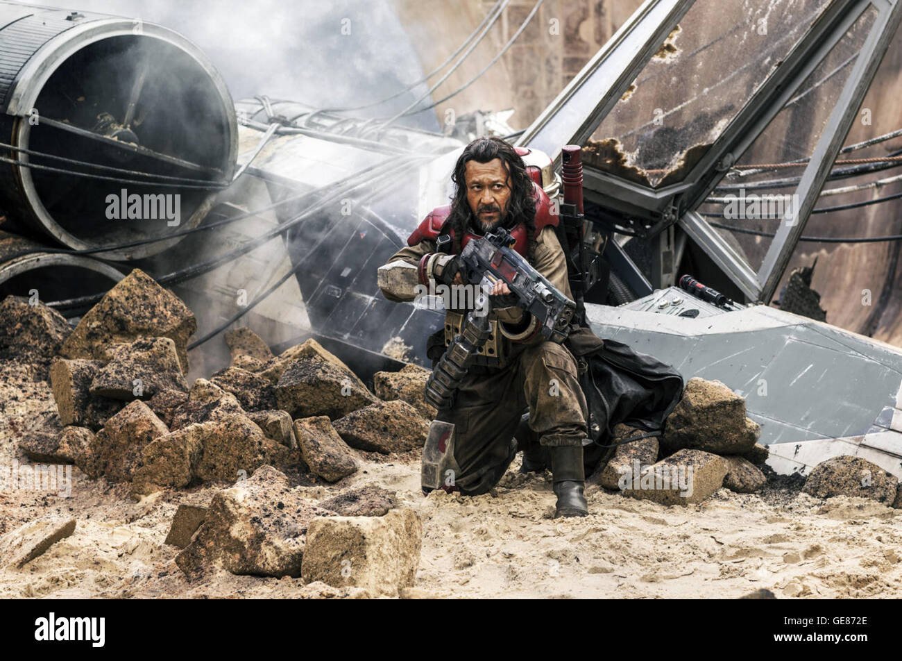 Un Rogue : Une histoire de la guerre des étoiles, ou simplement un voyou, est une série de films d'opéra de l'espace épique dans l'univers Star Wars, produit par Lucasfilm, distribué par Walt Disney Studios Motion Pictures et est destiné à être le premier film de la série Star Wars. Cette photo est pour un usage éditorial uniquement et est l'auteur de la société film et/ou le photographe attribué par le film ou la société de production et ne peut être reproduite que par des publications dans le cadre de la promotion du film ci-dessus. Un crédit obligatoire pour l'entreprise de film est nécessaire. Le photographe devrait als Banque D'Images