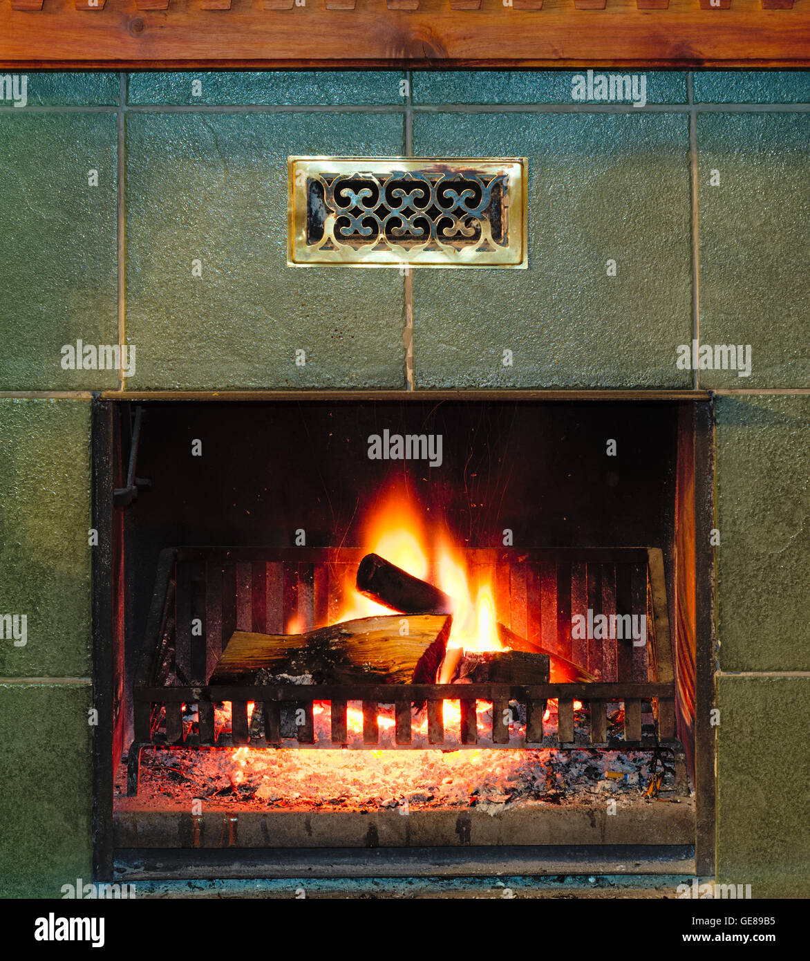 Le feu et la combustion de bois de cheminée ancienne. Concept de confort et un endroit chaud pour hiver froid Banque D'Images