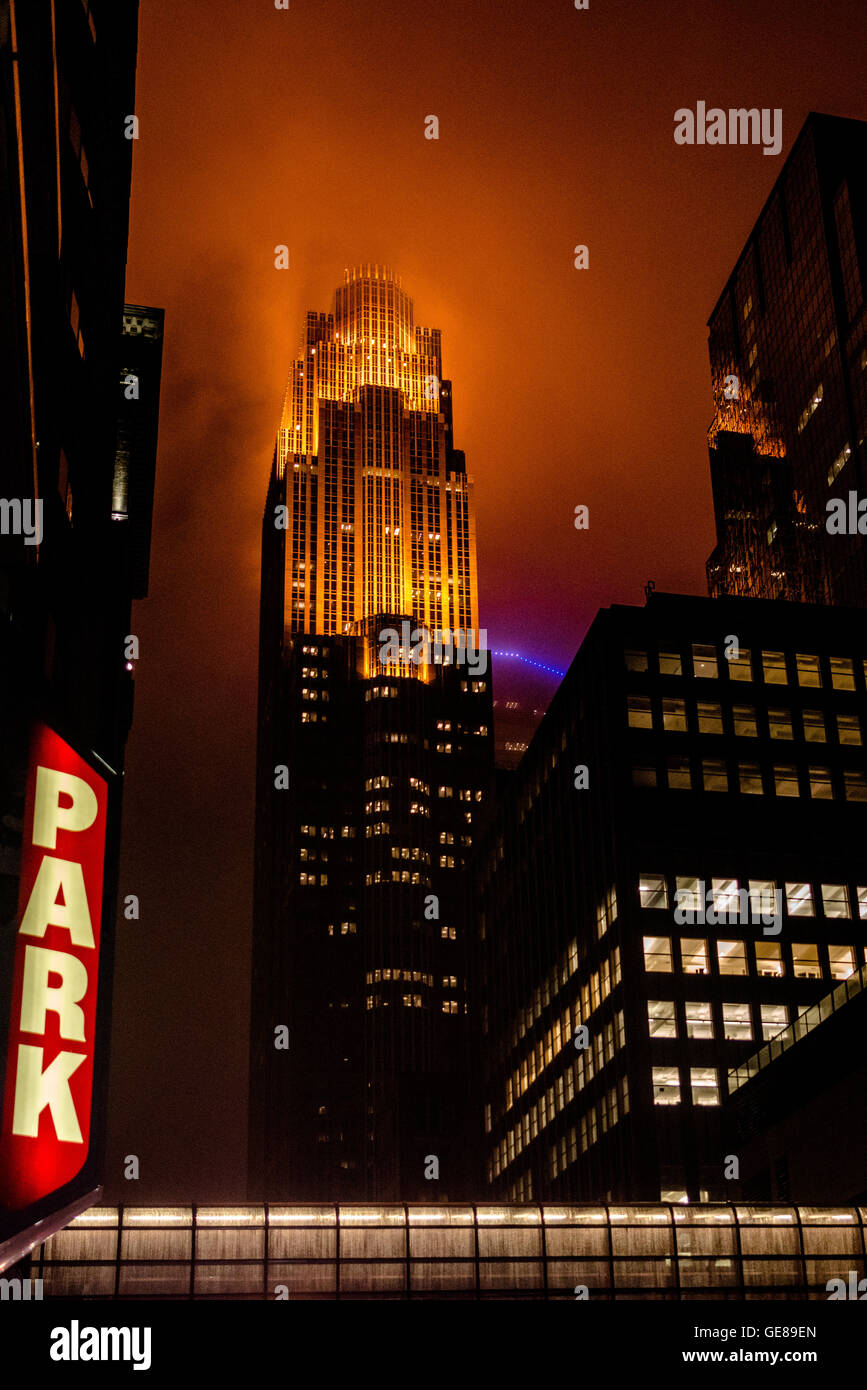 La Wells Fargo Tower sur Minneapolis soir brumeux Banque D'Images