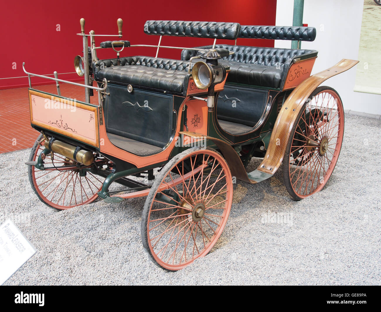 1893 Peugeot Phaetonnet type 8, une première automobile française avec un moteur de 1282 cm3 3 chevaux, capable d'atteindre 20 km/h, un exemple classique de l'ingénierie automobile précoce Banque D'Images