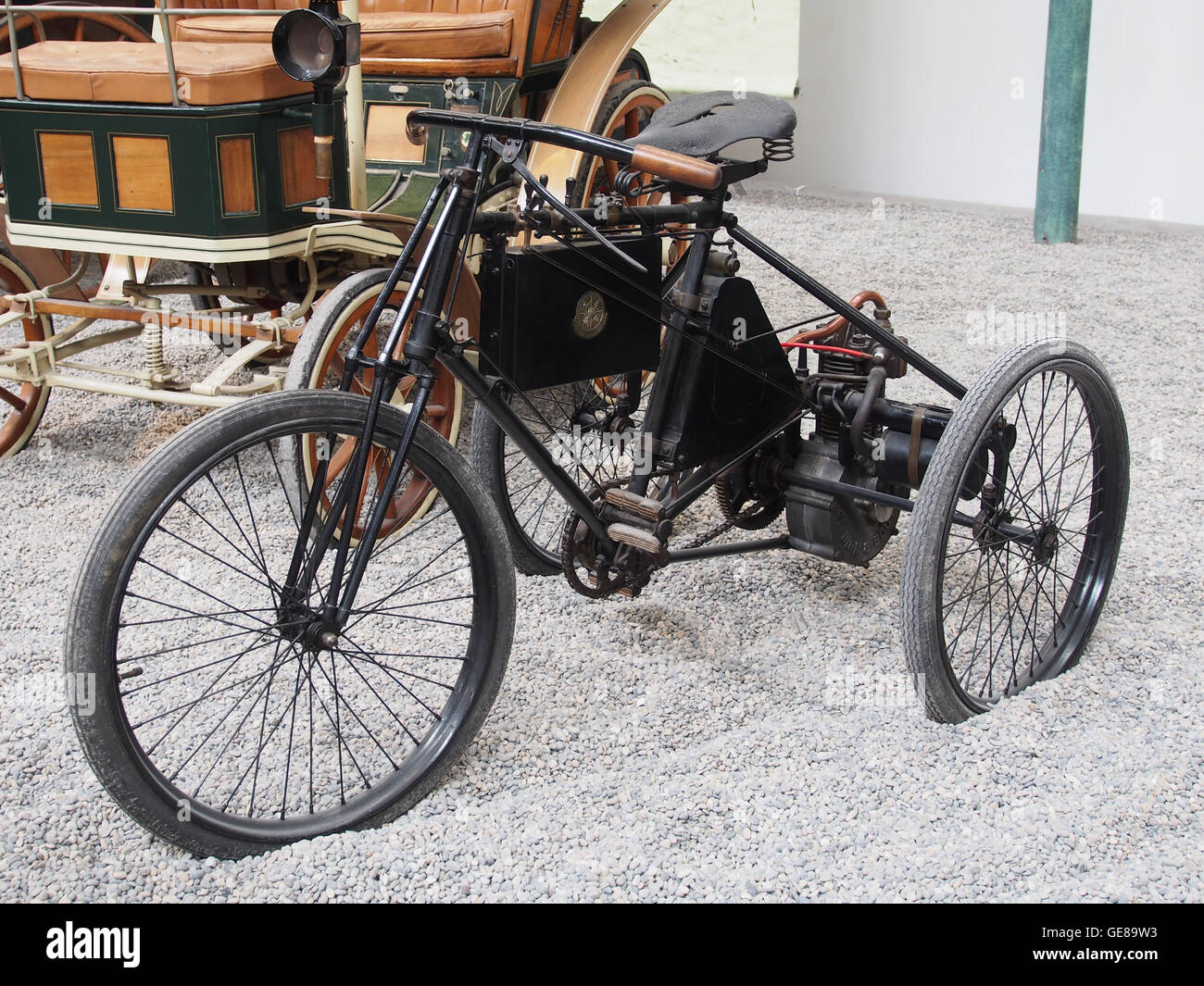 Un rare tricycle motorisé précoce de de de Dion-bouton, marquant un développement significatif dans l'histoire du transport Banque D'Images